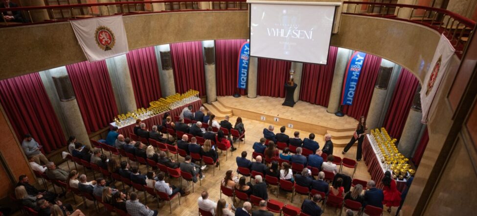 SLAVNOSTNÍ VYHLÁŠENÍ ZÁVODŮ DO VRCHU, SLALOMU A RALLY HISTORICKÝCH VOZIDEL ZAPLNILO SMETANŮV SÁL AUTOKLUBU ČR