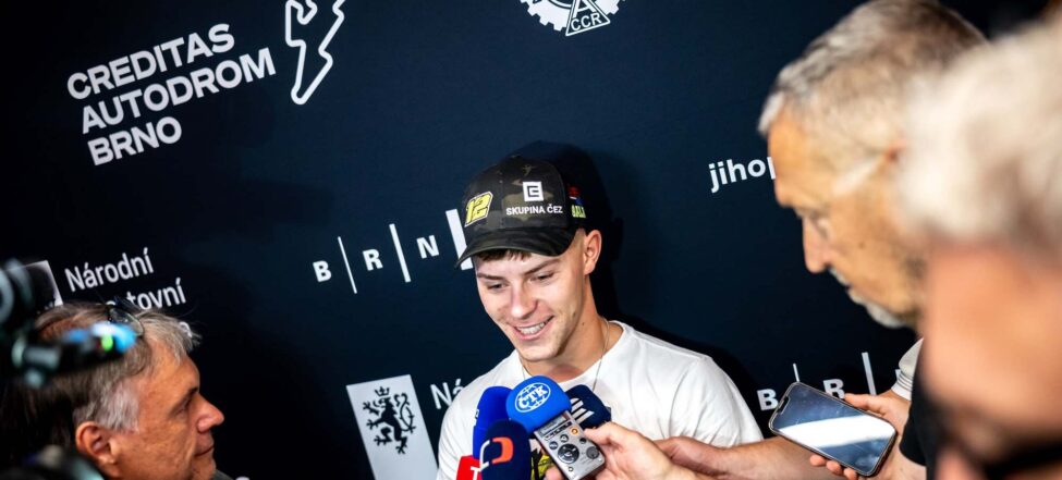 ORGANIZÁTOŘI HLÁSÍ PŘIPRAVENO. MONSTER ENERGY GRAND PRIX  ČESKÉ REPUBLIKY 2026 POPRVÉ STARTUJE JEŠTĚ PŘED  PRÁZDNINAMI