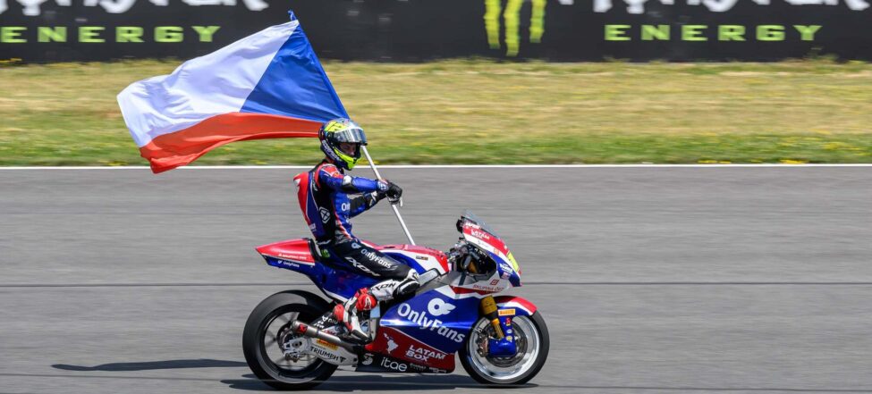 Motocyklista Salač byl v Brně poprvé v životě na pódiu, v Grand Prix České republiky bral třetí místo