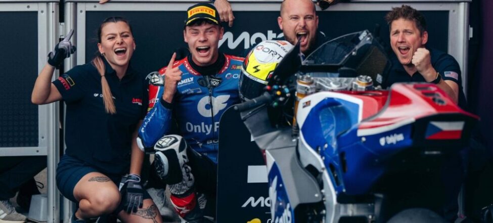 ŽIVOTNÍ VÝSLEDEK FILIPA SALAČE. ČESKÝ JEZDEC SLAVÍ PRVNÍ SVĚTOVÉ VÍTĚZSTVÍ V KATEGORII MOTO2