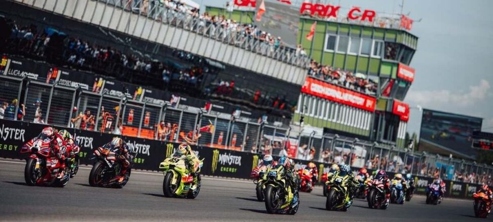 Grand Prix České republiky 2027 se vrací do července. Organizátoři spouští předprodej vstupenek a představují nižší ceny i výhody pro rodiny